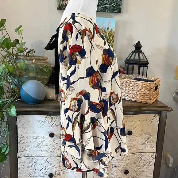 GREEN ENVELOPE FLORAL FLUTTER SLEEVE BLOUSE WITH OPEN TIE BACK MULTICOLOR SIZE M - Picture 4 of 15